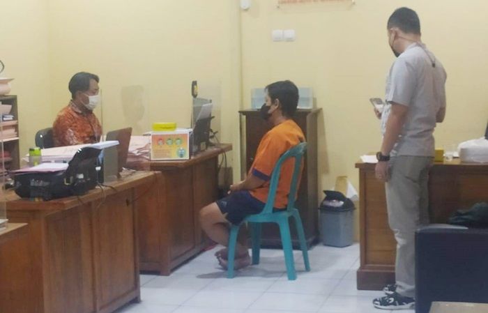 Tersangka ES saat menjalani pemeriksaan di kantor polisi.