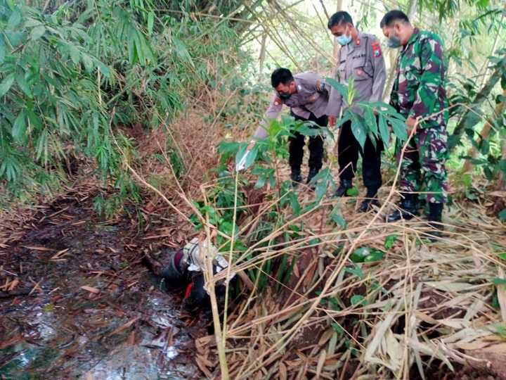 Polisi saat mendatangi lokasi ditemukannya jenazah korban. SP/Hadi Lestariono