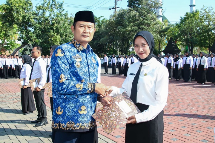Bupati Lamongan saat memberikan SK kepada guru. SP/IST