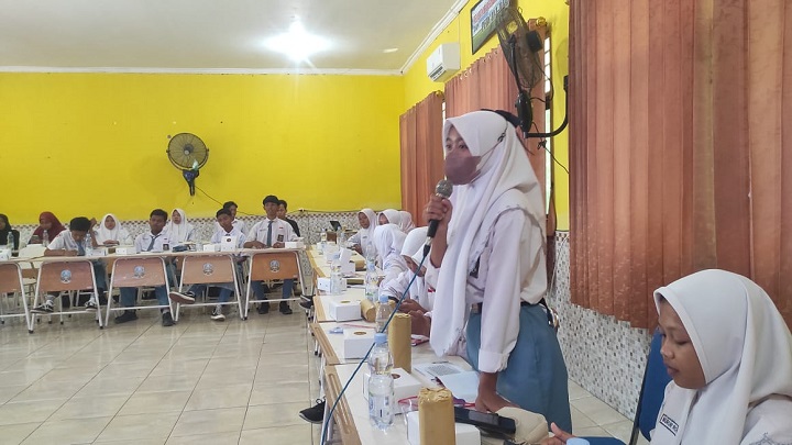 Salah satu peserta sekolah periksa fakta dan keamanan digital saat melakukan sesi tanya jawab dengan pemateri