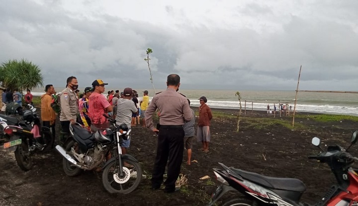 Petugas dibantu warga mencari korban yang hilang terseret ombak. SP/Nyot