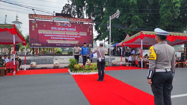 Wali kota Blitar Santoso sebagai pimpinan upacara gelar pasukan di Alun alun kota Blitar, Senin (17/4). SP/Lestariono