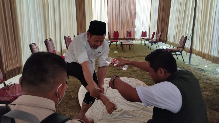 Momen saat Gus Muhaimin atau Cak Imin mengambil air wudhu dengan menggunakan air mineral dalam botol dibantu dua kader PKB di sela-sela acara launching Senam Bersama Perempuan Bangsa di Lapangan Desa Banjarsari, Cerme, Kamis (8/9). SP/Grs