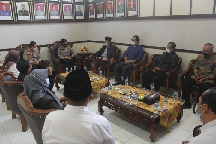 Sepuluh tokoh agama saat mendatangi Polres Blitar. SP/Hadi Lestariono