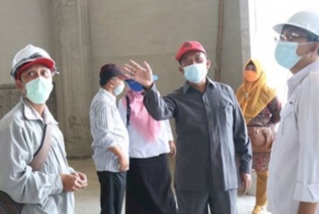 Anggota Komisi III DPRD Gresik Mustajab saat inspeksi mendadak di lokasi pembangunan Islamic Center, Balongpanggang. SP