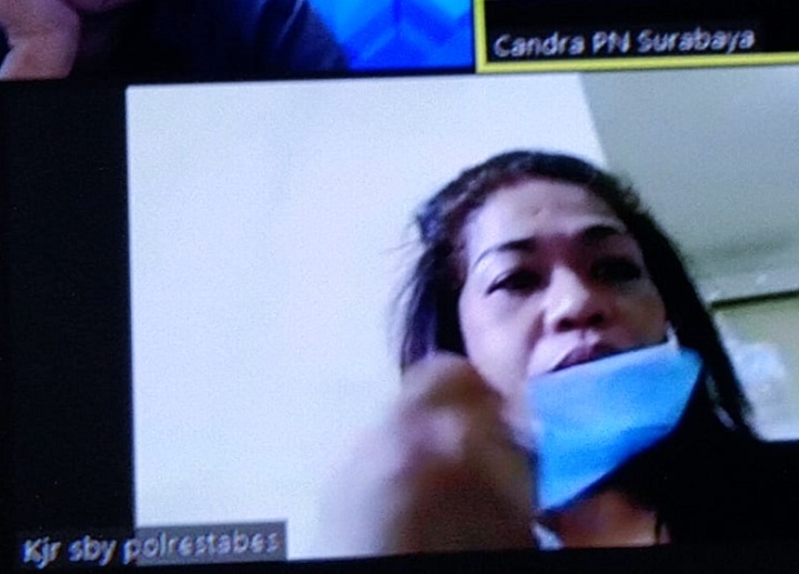 Terdakwa Yunari,pembawa paket sabu lima kilogram, menjalani sidang di ruang Candra PN.Surabaya, secara online, Senin (13/09/2021). SP/Budi Mulyono