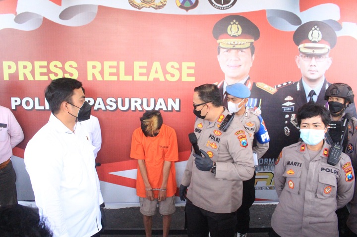 Polisi menanyai pelaku pembunuhan saat rilis kasus. SP/Her