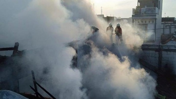 Petugas PMK memadamkan api yang membakar rumah. SP/Mahbub Fikri