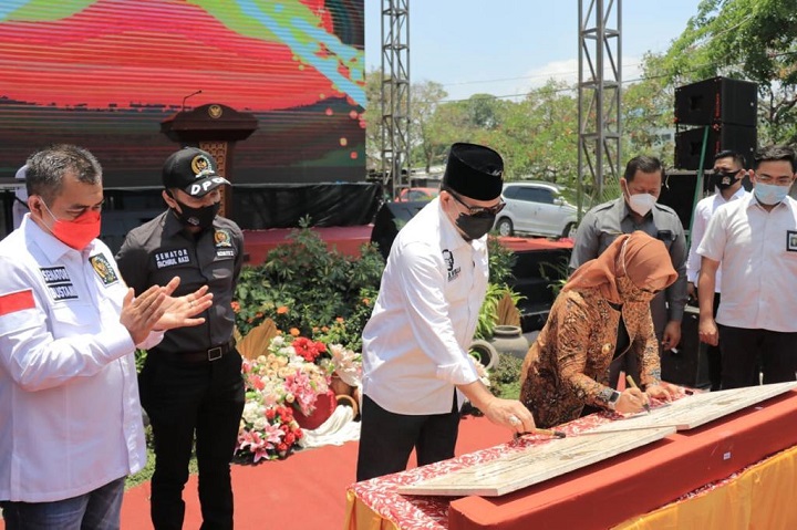 Ketua DPD RI bersama Walikota Mojokerto saat Penandatangan prasasti peresmian Pasar Benteng Pancasila. SP/Dwy