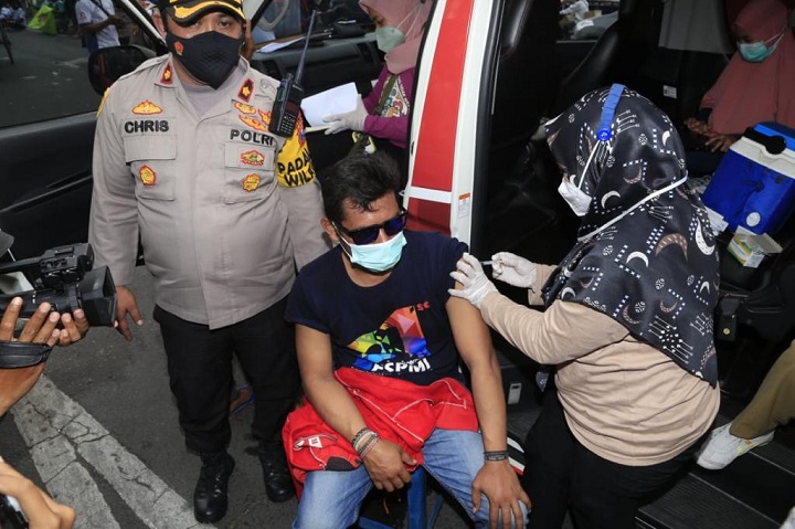 Salah seorang buruh yang ikut berdemo mendapat vaksin covud-19. SP/Herman