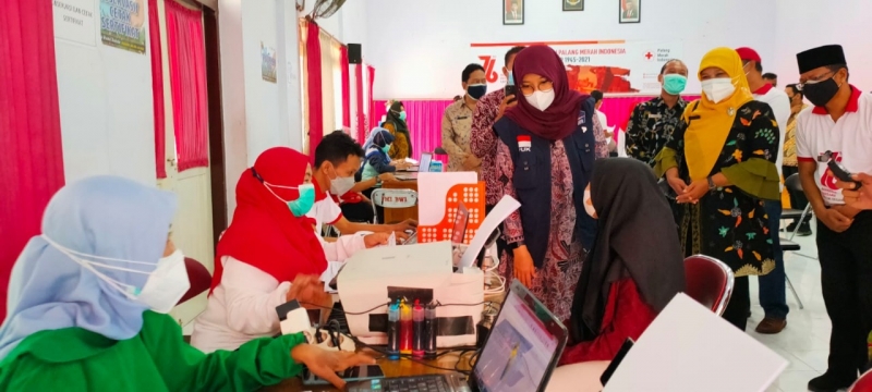 Bupati Banyuwangi Bupati Banyuwangi Hj. Ipuk Fiestiandani, saat meninjau kegiatan vaksinasi massal yang digelar PMI Banyuwangi di Markas PMI Banyuwangi (25/09/2021).SP/KOMINFO JATIM