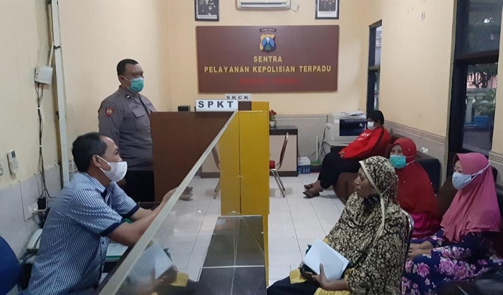 Korban penipuan arisan lebaran fiktif di Kabupaten Mojokerto saat melapor ke Polres Mojokerto. SP/Dwy AS