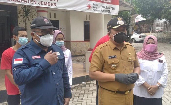 Bupati Jember Hendy Siswanto melepas 3 unit mobil PMI Gunner untuk melakukan penyemprotan disinfektan di tiga kecamatan, yakni Kecamatan Patrang, Kaliwates, dan Sumbersari, Senin (2/8/2021).