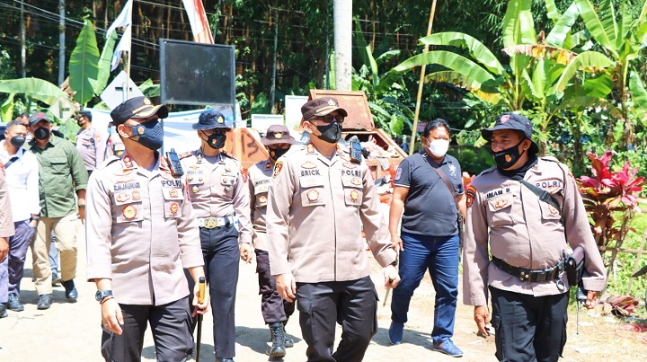 Kapolres Pasuruan saat mendatangi lokasi erupsi gunung Semeru. SP/Her