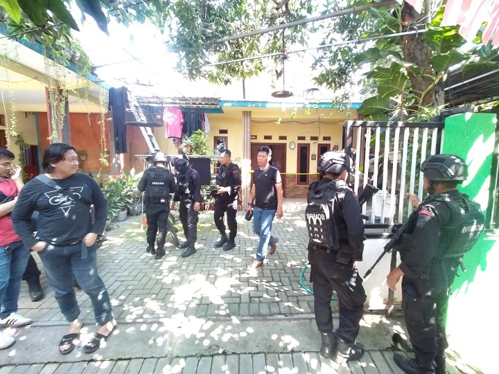 Anggota polisi Polres Pasuruan kota di bantu tim Jihandak polda jatim saat olah TKP.