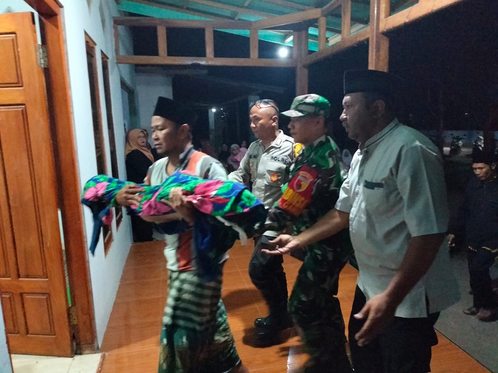 Jasad korban saat dievakuasi. SP/Lestariono