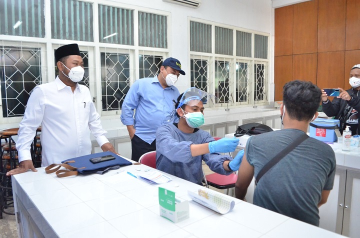 Bupati Gus Yani saat memantau pelaksanaan vaksinasi di kampus Universitas Muhammadiyah Gresik (UMG). SP