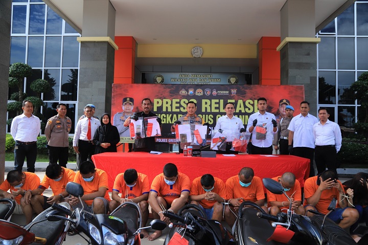 Kapolres Gresik AKBP Adhitya Panji Anom didampingi Kasatreskrim Iptu Aldhino Prima Wirdhan saat menggelar konferensi pers pengungkapan 9 kasus curanmor di Halaman Mapolres, Senin (6/3). SP/Grs