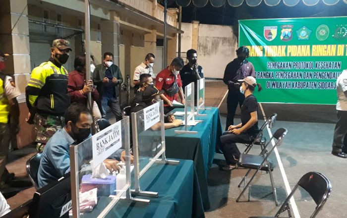 Sidang di tempat bagi pelanggar protokol kesehatan saat operasi yustisi.