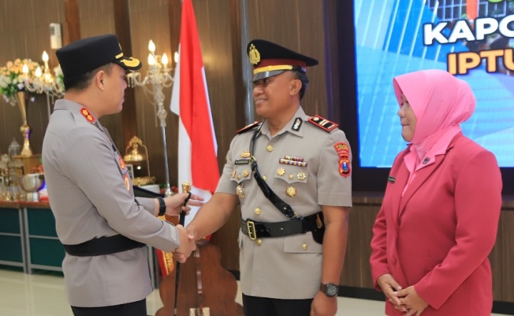 Kapolres AKBP Adhitya Panji Anom memberi ucapan selamat kepada Iptu Moch Dawud sebagai Kapolsek Wringinanom yang baru. SP/Grs