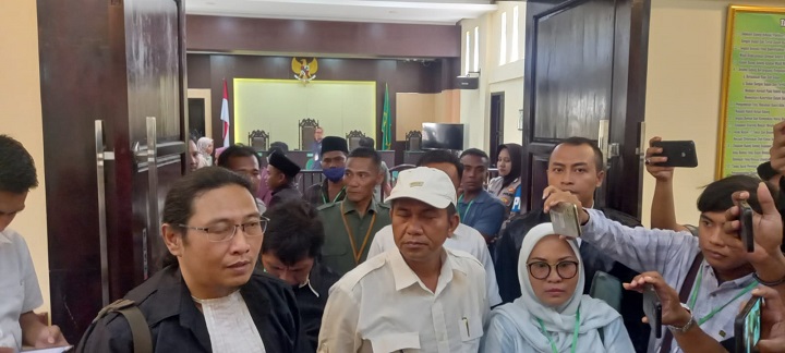 Terdakwa Wakil Ketua DPRD Kabupaten Sampang Fauzan Adima bertajuk putih keluar dari ruang sidang Pengadilan Negeri Sampang