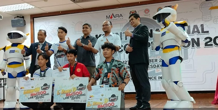 Fachri Pelajar MAN 1Pasuruan saat menerima penghargaan di ajang robotika di Kuala lumpur Malaysia.