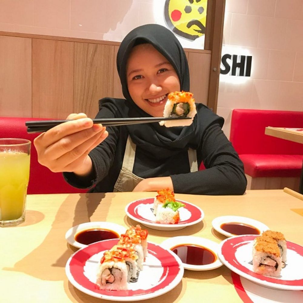 Pengunjung saat menikmati Sushi Rasa Baru Kemerdekaan di Genki Sushi Tunjungan Plaza Surabaya