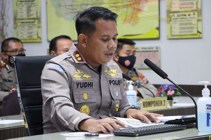 Kapolres Blitar Kota AKBP Dr Yudhi Hery Setyawan S.IK M.Si pimpin langsung kegiatan zoom meeting desk evaluasi WBK menuju WBBM dari Menpan RB, Kamis (2/12) pagi. SP/Hadi Lestariono