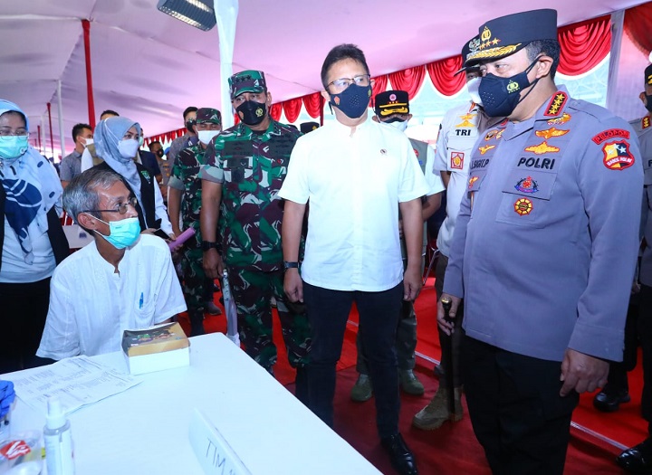 Kapolri Jenderal Listyo Sigit Prabowo saat meninjau pelaksanaan vaksinasi serentak. SP/Her