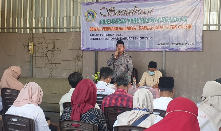 Anggota Komisi II DPRD Gresik H Achmad Ubaidi saat menjadi narasumber pada kegiatan sosialisasi peraturan daerah baru di Desa Wadeng, Kecamatan Sidayu, Gresik. SP/GRS