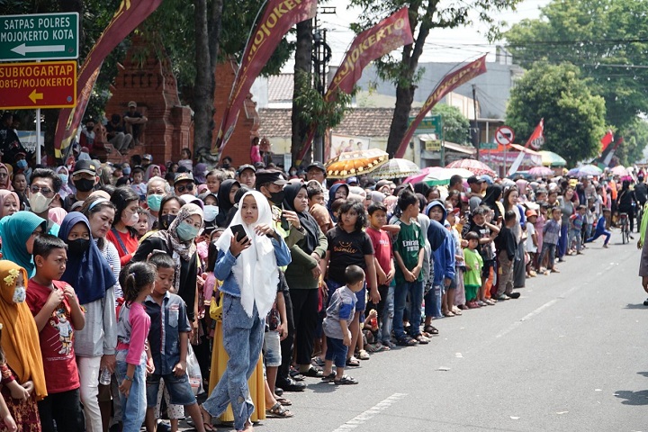 Ribuan Masyarakat memadati sepanjang Jalan Raya Surodinawan, Tri Buana Tungga Dewi, Brawijaya, dan Hayam Wuruk untuk menyaksikan Karnaval Kemerdekaan, Sabtu (20/8).