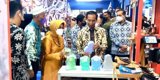 Presiden Joko Widodo saat mengunjungi stand Dekranasda Kota Pasuruan di Jakarta Convention Centre (JCC). SP/Ris