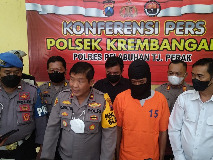 Kapolsek Krembangan Kompol Redik menunjukkan barang bukti dan tersangka dengan didampingi Kasat Reskrim Iptu Evan. SP/Gawang Tangguh