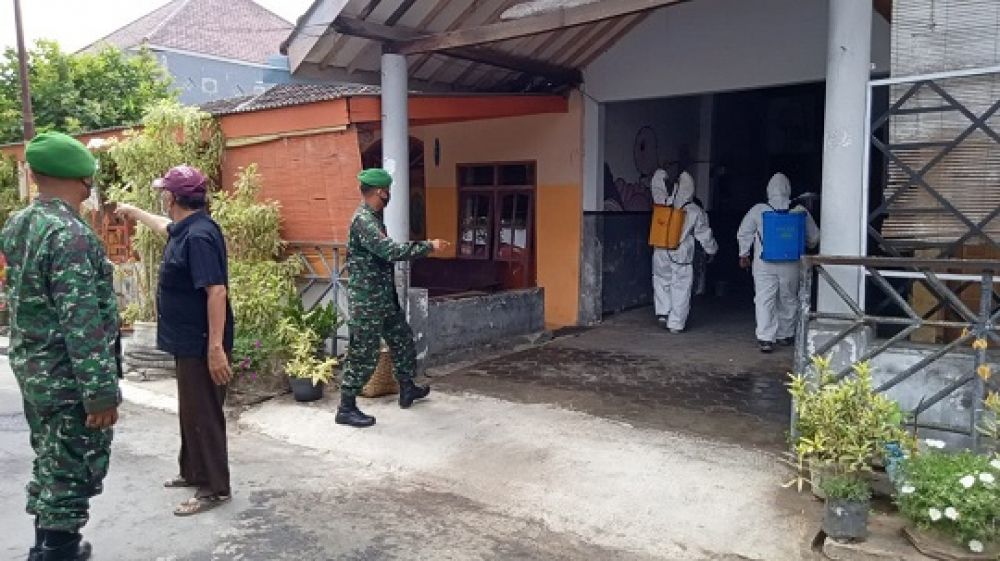 Penyemprotan disinfektan di salah satu rumah warga. SP/Lim