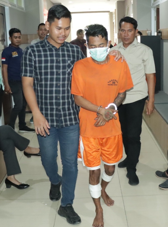 Tersangka Abdullah Faruq Shidiq yang jambret seorang ibu sampai tewas di TKP, berjalan terpincang-pincang karena  di kedua betisnya kena peluru panas aparat kepolisian saat diringkus. SP/Grs