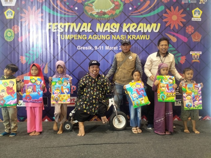Para juara Lomba Mewarnai di atas panggung setelah menyisihkan ratusan peserta lain. AP/Grs