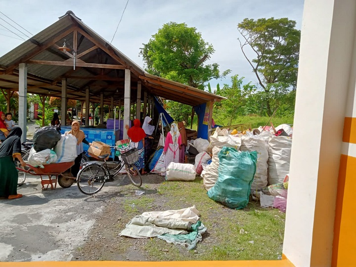 Penampungan sampah warga di Bank Sampah Sumber Rejeki Desa Babaksari, Kecamatan Dukun, Gresik. SP/Grs