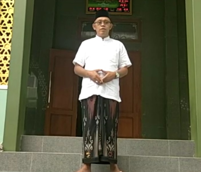 KH Bahak Udin saat beri keterangan di Masjid Pondok Al Hikam. SP/Lestariono