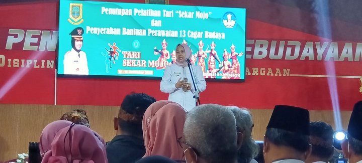 Wali kota Mojokerto Ika Puspitasari saat penutupan pelatihan tari Sekar Mojo dan penyerahan bantuan perawatan 13 cagar budaya yang ditetapkan Kota Mojokerto, di Aula Dinas P dan K Kota Mojokerto, Rabu (16/11) sore. SP/Dwy AS