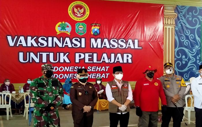 Kepala BIN Jawa Timur Marsekal Muda TNI Rudy Iskandar (baju merah) bersama Forkopimda Trenggalek.