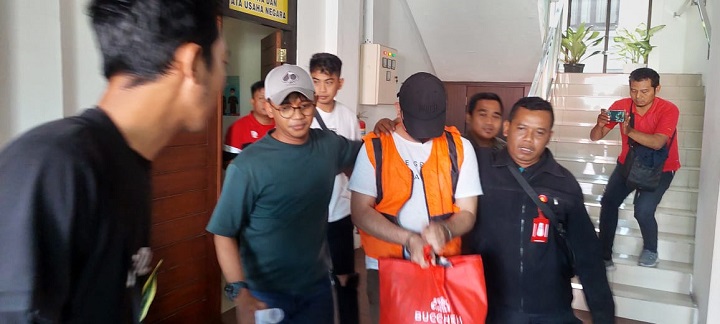 Tersangka Harto Nurcahyo saat digelandang aparat Kejari Gresik menuju Rutan Banjarsari Cerme, Jumat (13/10).