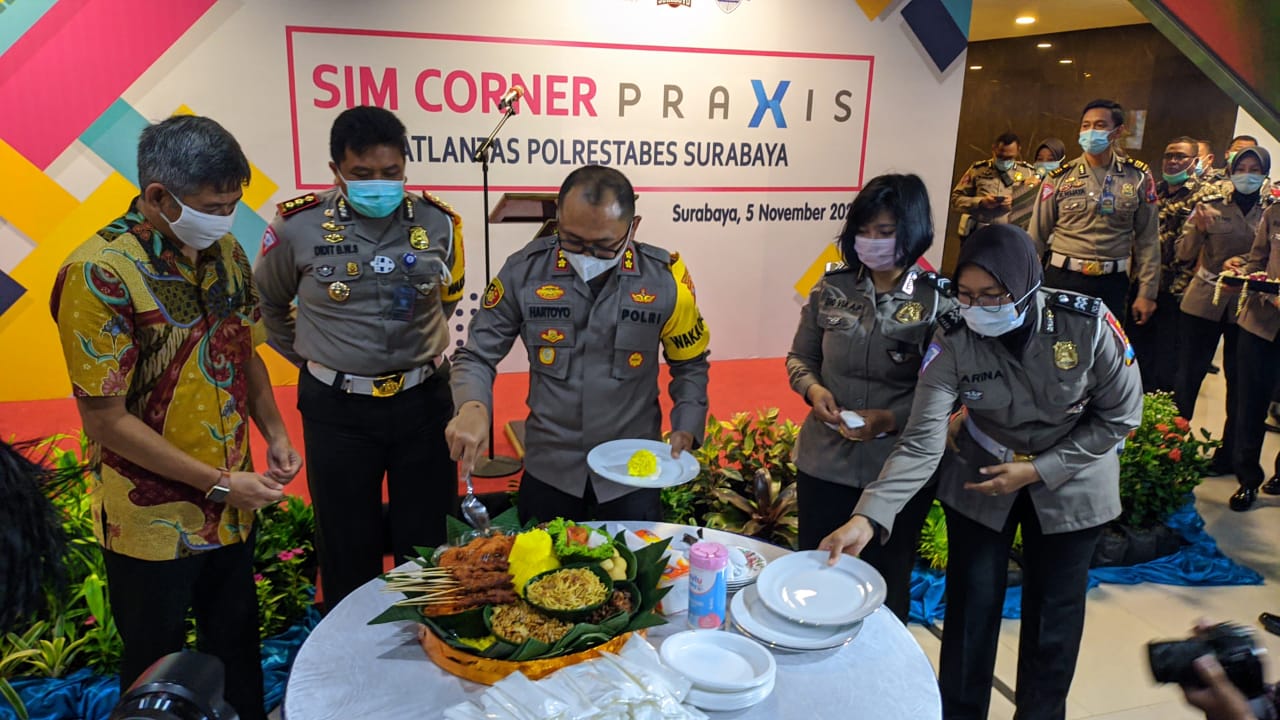 Pemotongan tumpeng usai pembukaan gerai SIM di apartemen Praxis Surabaya, Kamis (5/11/2020). SP/Septyan