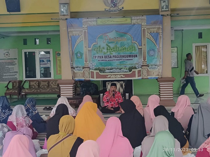 Suasana pengajian rutin TP - PKK Kecamatan Wonoayu di pendopo kantor Desa Pagerngumbuk. 