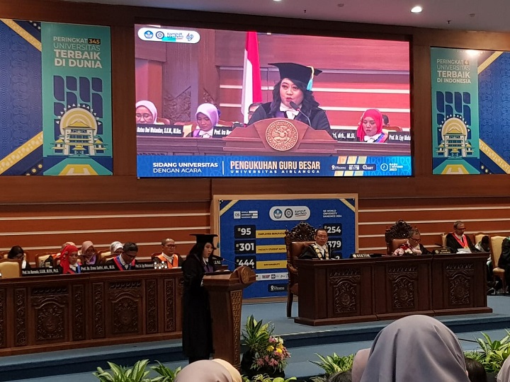 Prof. Ira Nurmala SKM., MPH., PhD., saat dikukuhkan jadi Guru Besar Unair, Rabu (4/10/2023).