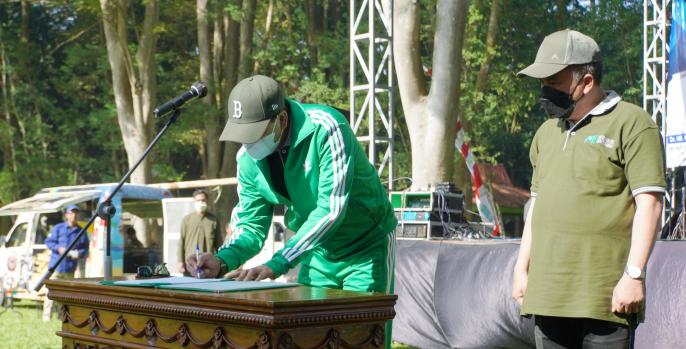 Bupati Irsyad menandatangani pengukuhan Zaari sebagai Direktur PDAM. 