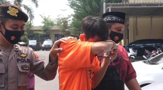 Deni Arianto, pelaku pencabulan dan pemerkosaan saat diamankan.