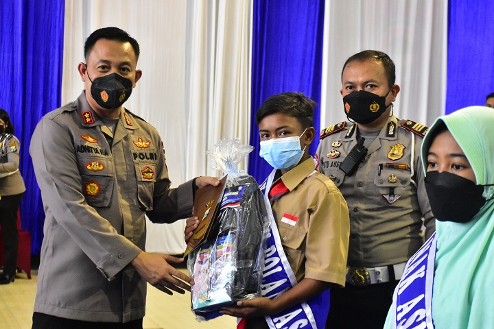 Secara simbolis Kapolres Blitar AKBP Aditya Panji Anom menyerahkan bantuan. SP/Hadi Lestariono