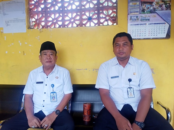 Kepala Sekolah SMAN 2 Sumenep, Hermono Prayudi Anggoro, S.Pd, MM (memakai kopyah hitam) di ruang kerjanya. SP/Ainur Rahman