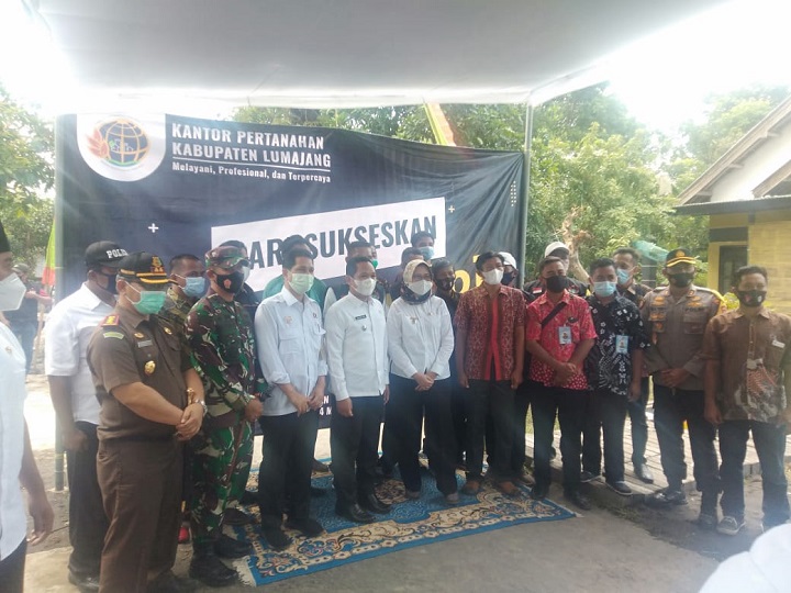 Bupati, BPN dan Satpol PP saat foto bersama usai melaksanakan kegiatan. SP/Lim