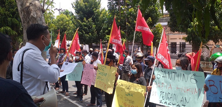 Massa saat melakukan orasi di depan kantor Kejari Kota Blitar. SP/Hadi Lestariono